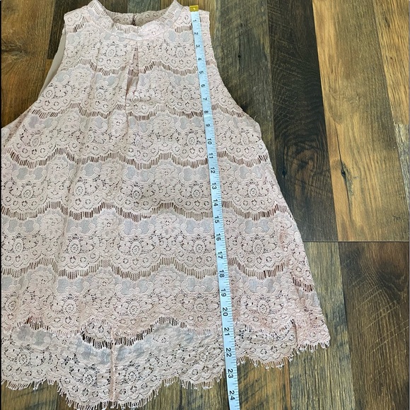 Beautiful lace blush top - Picture 2 of 6